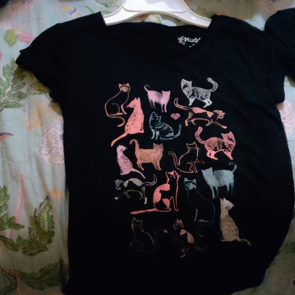 Really cute black shirt with pastel color cats